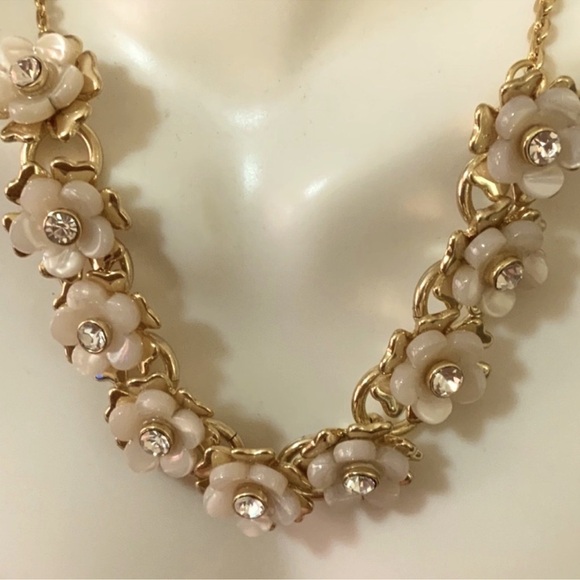 Kate spade ( Rare ) garden flowers mother of pearls necklace - Picture 2 of 10